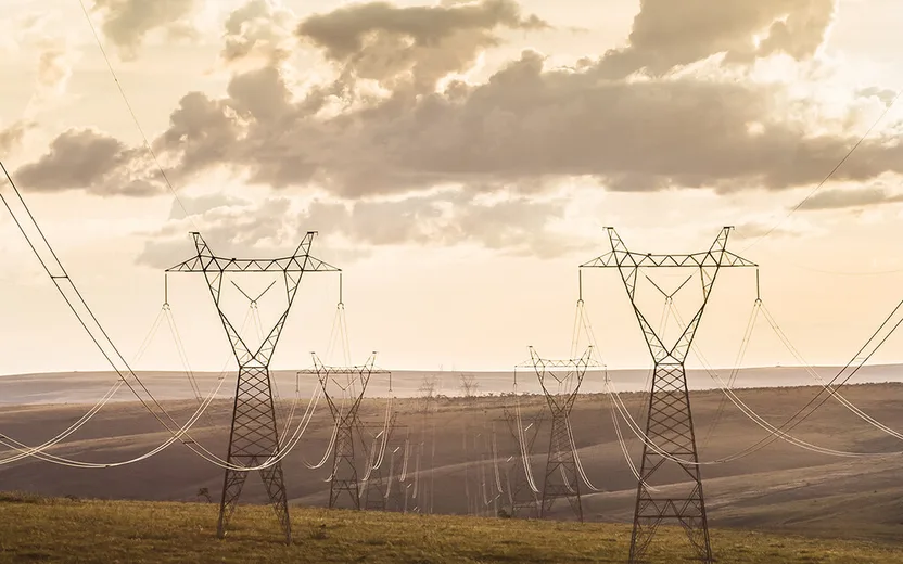 Torres de transmissão de energia elétrica ao entardecer